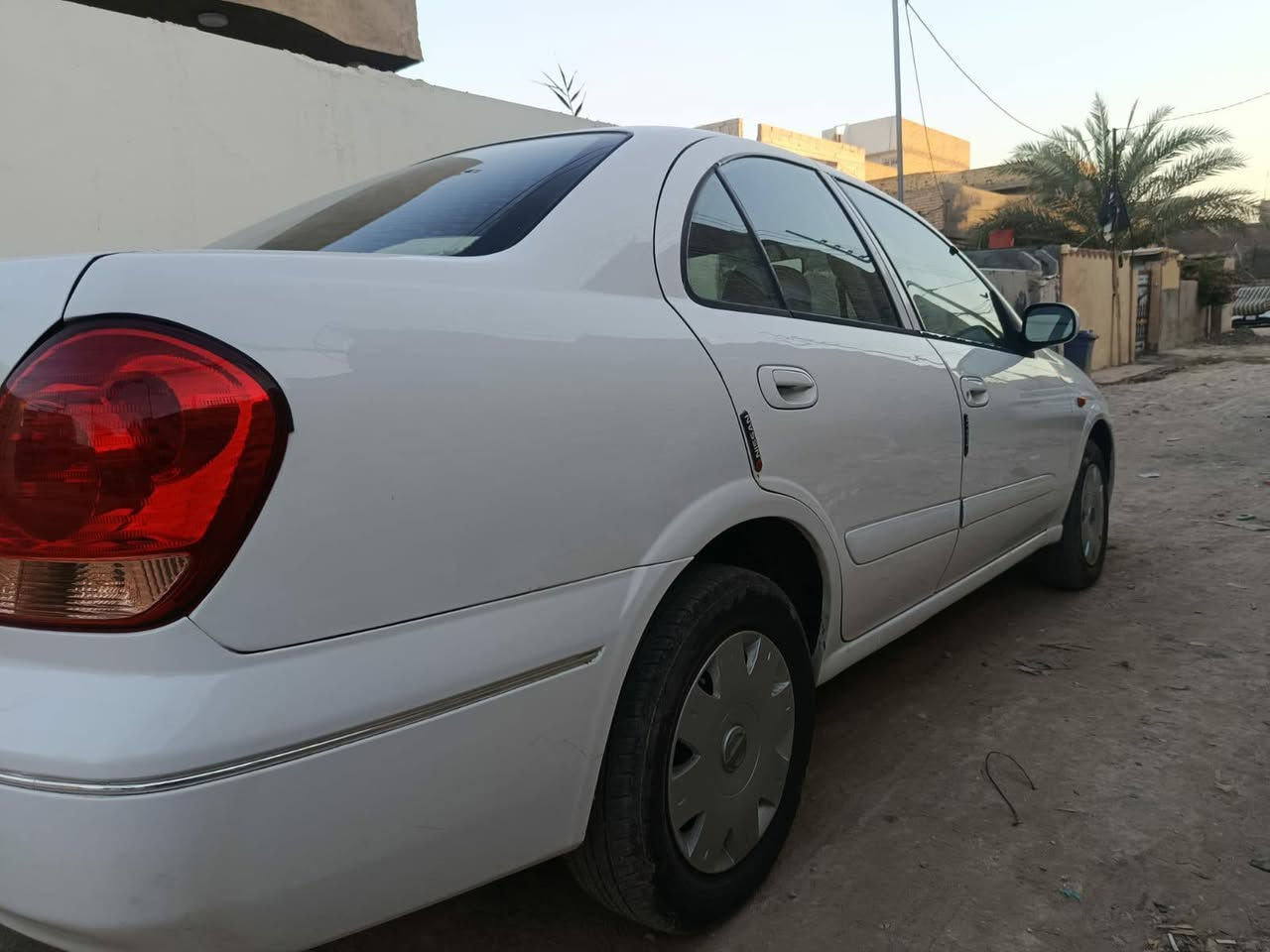 السلام عليكم 
للبيع نيسان صني موديل 2006 بغداد انكليزي بأسمي مكينه قبق أسود كير عادي السياره بيها صبغ قطعه واحده بدون دواخل السعر 80  وبيها مجال 
الرقم ***********
العنوان بابل
