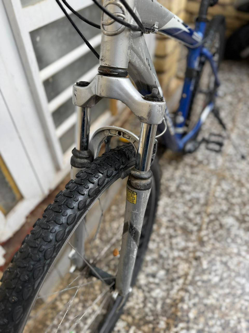 دراجه جبلي استخدام نظيف، مناسبه للترحال والمشاوير اليوميّة 
حجم الإطار: مقاس 26 مناسب للأغلب
الفريم: حديد قوي ويتحمّل 🌟

السرعات:
🔸 تقريباً 8 خلفي
🔸 و3 أمامي
يعني كافية للطلعات والطرق التعبانة 🔥

السستم يشتغل طبيعي ومنسّق، الغيارات تتحول بسلاسة ⚙️👌

الفرامل:
🛑 فرامل واير (سيم) أمامي وخلفي
🛑 استجابة جيّدة

الشوكات (الأماميات):
🔧 سسپنشن يخفف الهزات ويطي راحة بالطريق

التواير:
⭕ مقاس 26
⭕ نقشة مناسبة للشارع والتراب
⭕ نظاف وشغالات

الكرسي:
🪑 كرسي مريح للطلعات المسافات الطويلة

المقود:
🌀 مقود مستقيم ثابت
🌀 قبضات مريحة بالإيد

الدراجة تحتوي على ستاند للوقوف جاهز للاستعمال 😄✔️

ملاحظة:
🚴‍♂️ الدراجة مستخدمه للطلعات وسفرات خفيفة، ومحافظ عليها بدون أي مشاكل.

.

الشراء سعر خاص 💸🔥 
*********** 
 📍مكاني بغداد شعب
