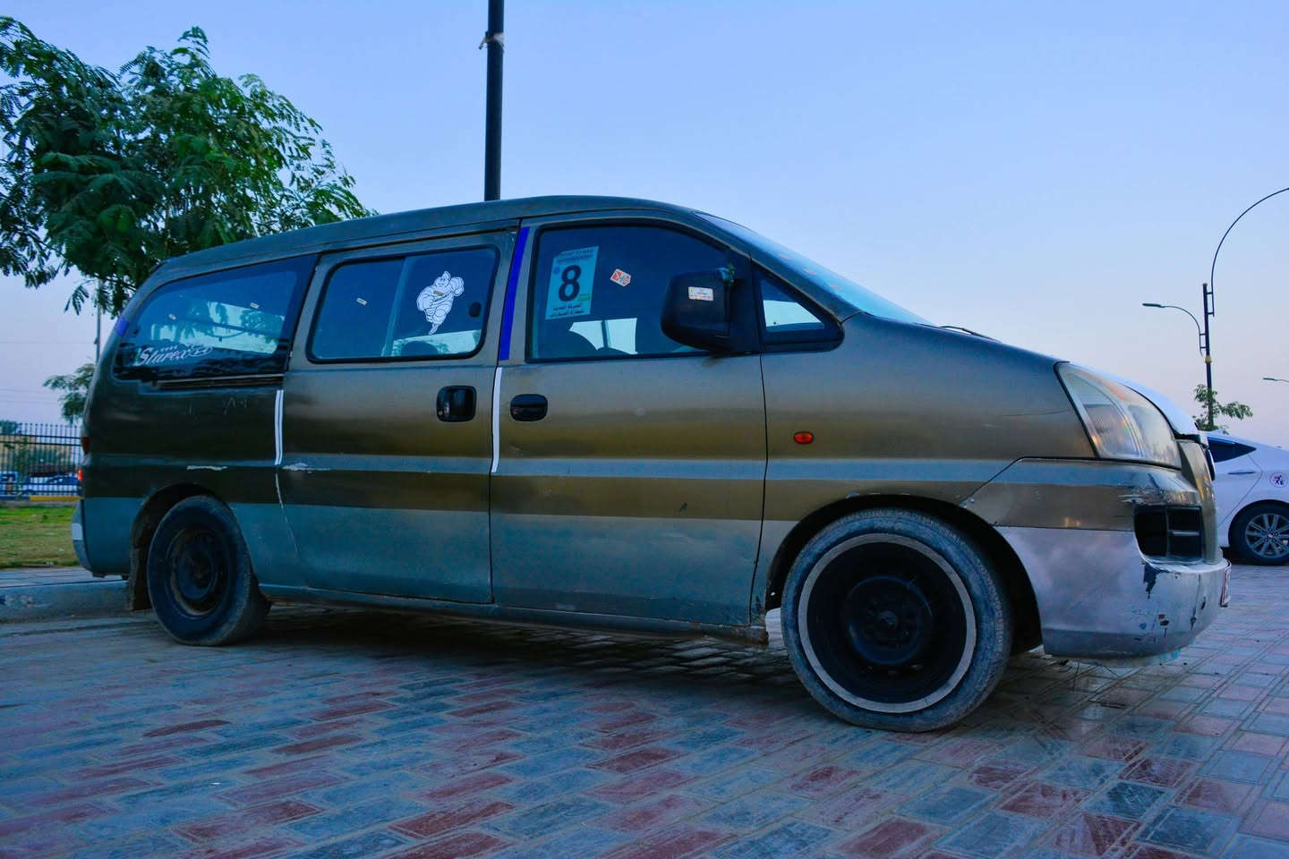 بسم الله 
السلام عليكم 
مكلف بنشر  (اقرة المنشور كامل واتصل على راعيها) 
ستاركس موديل 99 محدث بجم 7 
11 راكب 
محرك بداية تبخير 
بيها معجون بجاملغات الخلفية والباب الخلفي مبدل 
صورتها كدامك واضحة 
شواصي معمرة 
كير عادي 
رقمها نكليزي بسمة سنوية غير منتهية 
مكانه كربلاء 
#نواقصها (حدادية / محرك بي بخار) 
#سعرها 33وبيها مجال قليل او مراوس بسيارة حديثة صغيرة
رقم تلفونه ***********
