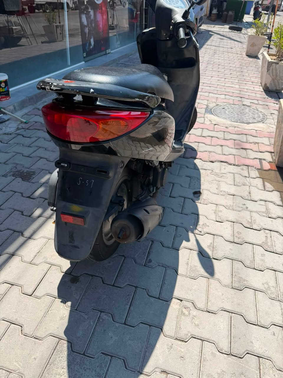 سلام عليكم للبيع دراجه بريز برغي مامفتوح بيها كفرات بلادي ختم من طول لطول سلف بلادي كابريتر بلادي كلشي بلادي كهربائيات شغاله تجي وشوف بعينك سعر ٨٠٠ وبيها مجال حك جيه العنوان اسكان المنصور شارع المخازن *********** تواصل
