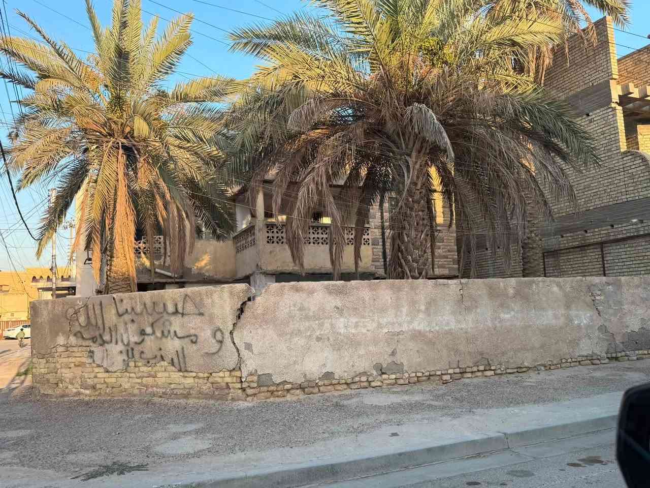 دار مساحه ٢٠٠ متر ركن
واجه ١٤ونزال ١٤.٥ متر 
بناء تفليش موقعه حي العامل محله ٨٠٥ 
مربع حسينيه الزهراء قرب روضه الوركاء 
للاستفسار اكثر التواصل مع مكتب الليث للعقار
او الاتصال بالرقم ***********
