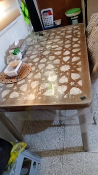 ميز طعام • ٤ كراسي • نظيف