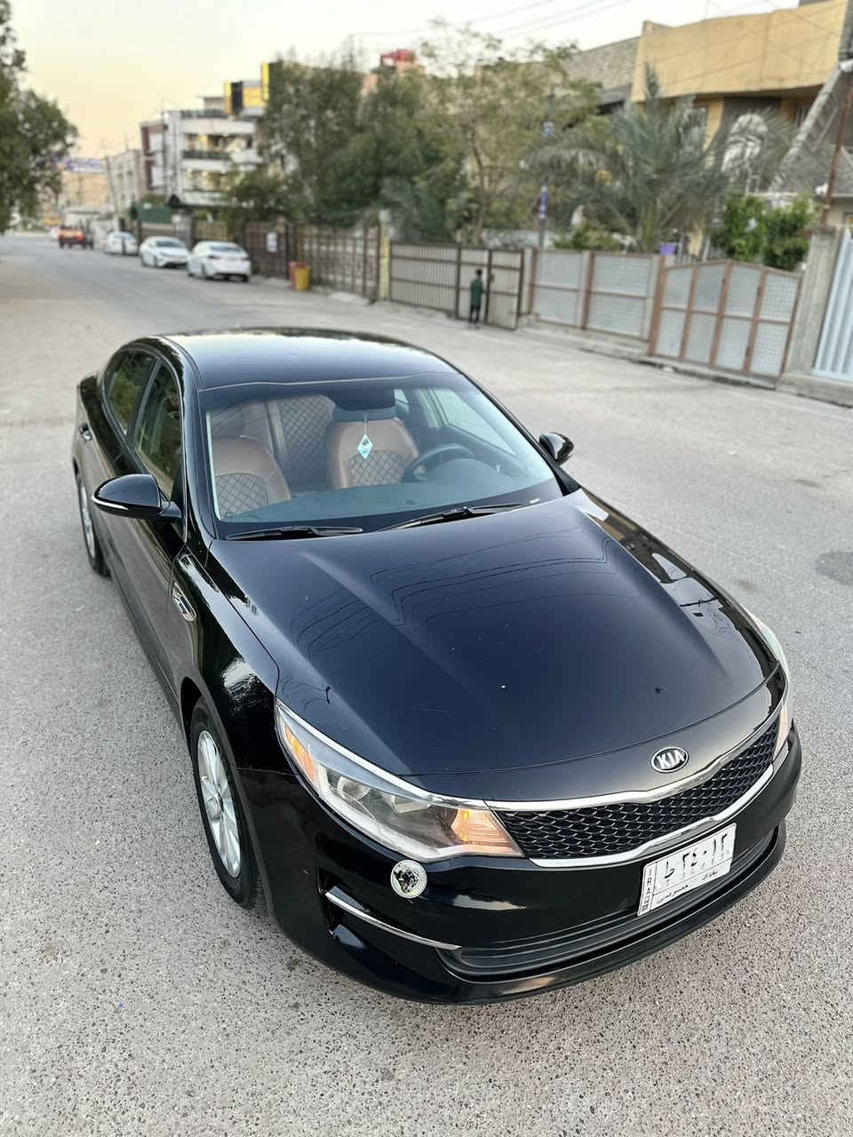 السلام عليكم 
كيا اوبتما 2016 وارد امريكي 
ماشية 76 الف فقط 
محرك 2400 
كلين بجم كبس بدون ايرباك
بالعراق بيها صبغ جاملغات خلفية
الباقي كله مكفول سيارة جاهزة 
داخل جلد قرميدي 
مكاني بغداد / البلديات 
سعرها 118 ورقة وبيها مجال 
للاتصال فقط : ***********
