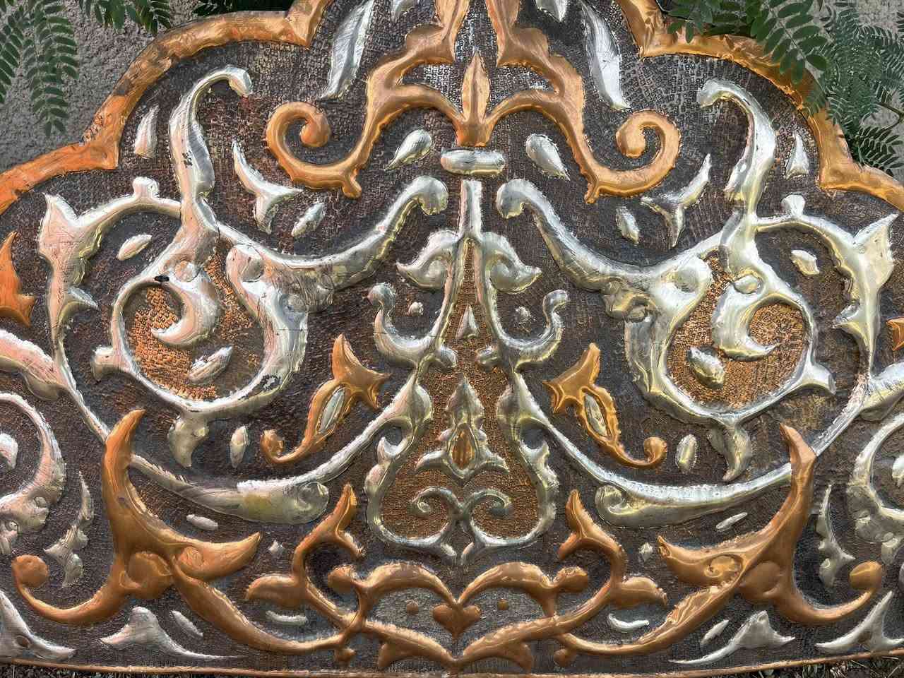 تاج او مدخل باب او لوحة  نحاس قديم زخرفة عربية 
القياس عرض 110 سم 
            ارتفاع 65 سم 
كبيرة بالحجم وزن ثقيل جدا
واتساب ***********
