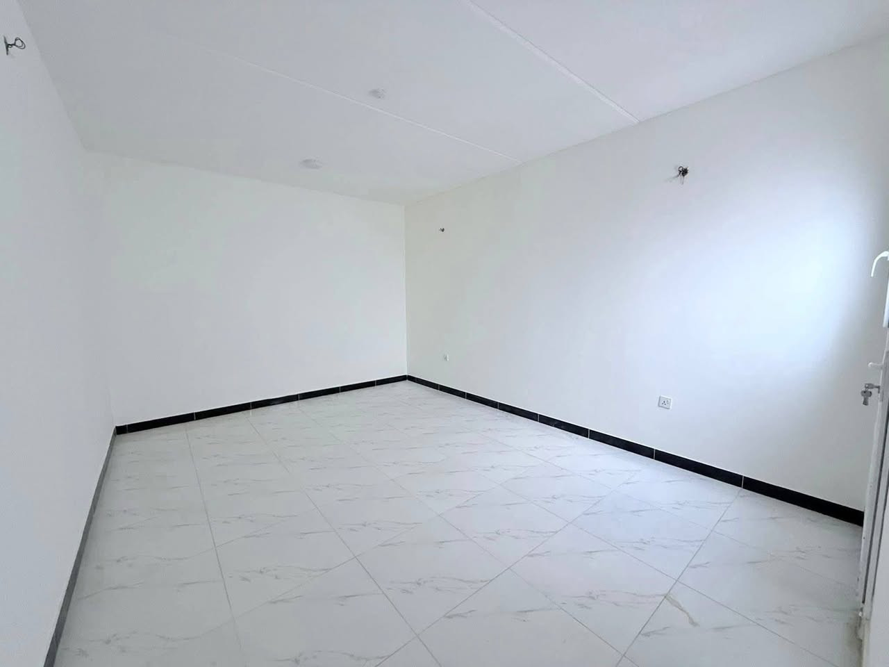 دار للايجار في مجمع قرية الغدير 2 السكني ✨👇🏻
مساحة 150 م 

ايجار 400 الف 

مقدم 3 اشهر 

طابقين غرفتين نوم وصالة ومطبخ واستقبال وكراج وحديقة 🏡✨ 

للاستفسار الاتصال 📱 

*********** ☎️
