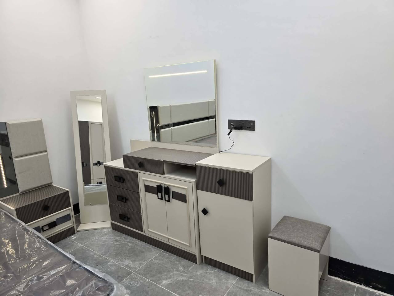 "عمار النجار: خبرة واحترافية في فتح وشد غرف النوم. خدماتنا تشمل:

- فك وتركيب غرف النوم باحترافية
- إعادة ترتيب وتنظيم الغرف
- استخدام أدوات ومعدات حديثة
- أسعار مناسبة وخدمة سريعة

اتصل بنا اليوم لتنظيم غرفتك! 
📲 اتصل أو راسل واتساب 0770661468


**إذا كنت صاحب هذا الإعلان وتريد حذفه لأي سبب، رجاءا أرسل رسالة إلى الدعم الفني**