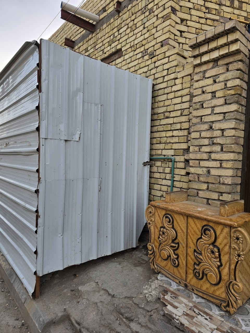 سقيفه للبيع طول 5متر والعرض 1ونص للبيع نهايته 250الناصريه مدينه الصدر***********
