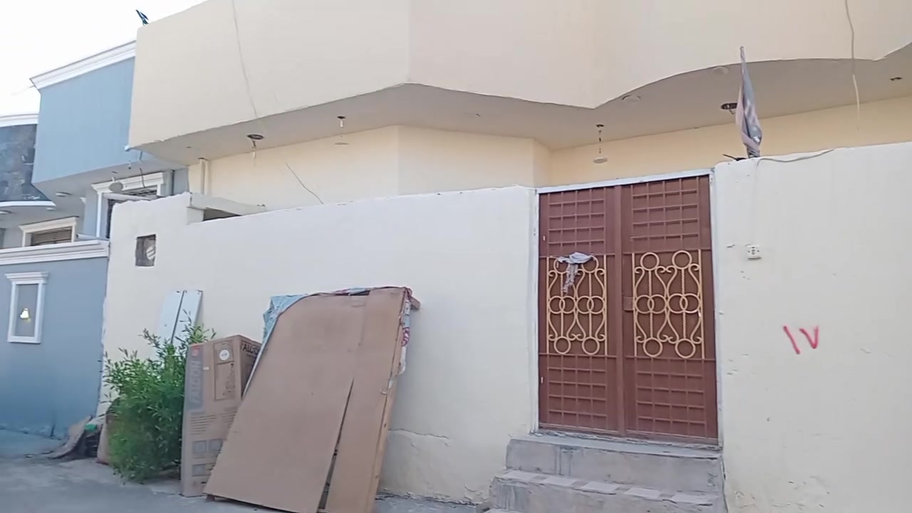 السلام عليكم بيت 150 متر(للبيع فقط) طابو زراعي سكني سند25 الواجهة15 النزال10 طابقين الطابق الاول طرمة وتواليت خارجي ومطبخ واستقبال وصالة ومنور وغرفتين نوم وحمام+غربي مشترك وبي مدخلين والطابق الثاني 3 غرف نوم وصالة وحمام+غربي مشترك وسطح والطابق الاخير سطح الغرف كبار5*5 و5*4 والاستقبال والمطبخ كذلك كبار بناء حديث2023 العنوان التاجي منطقة البطة مقابل سيطرة الشؤون القديمة البيت ينفع للسكن او للاستثمار ينعزل الفوك ويتأجر البيت جاهز للسكن متصرف عليه شي للأستفسار الاتصال على الرقم *********** غير متواجد ع الفيس
