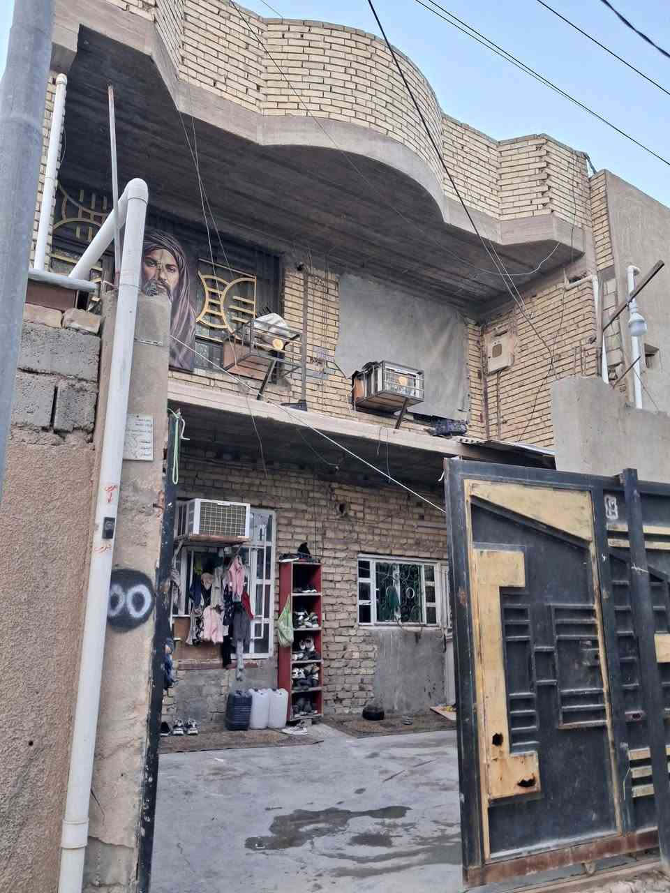 بيت للبيع طابقين سند 25مساحه140بناء135اربع غرف نوم صاله مطبخ واستقبال صحيات خارجيه وداخله طابق ثاني3غرف نوم صحيات  بيتونه مخزن 4×5 موقعه خلف مول ومنتجع جنائن كربلاء قرب مدينة العاب نوارس طريق الحر يبعد عن الشارع العام 200متر  سعر180وقابل للتفاوض  لمزيد من تفاصيل واتساب ***********

