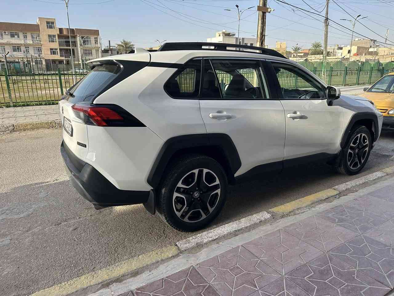 السلام عليكم
راف فور ٢٠٢٣ 
حادث خفيف خلفي  
البجم كبس جاملغ خلفي وشويه من البابتين صبغ سبب شخوط
كراسي جلد وكهرباء ماشيه ٣٥ 
العنوان بغداد
***********
