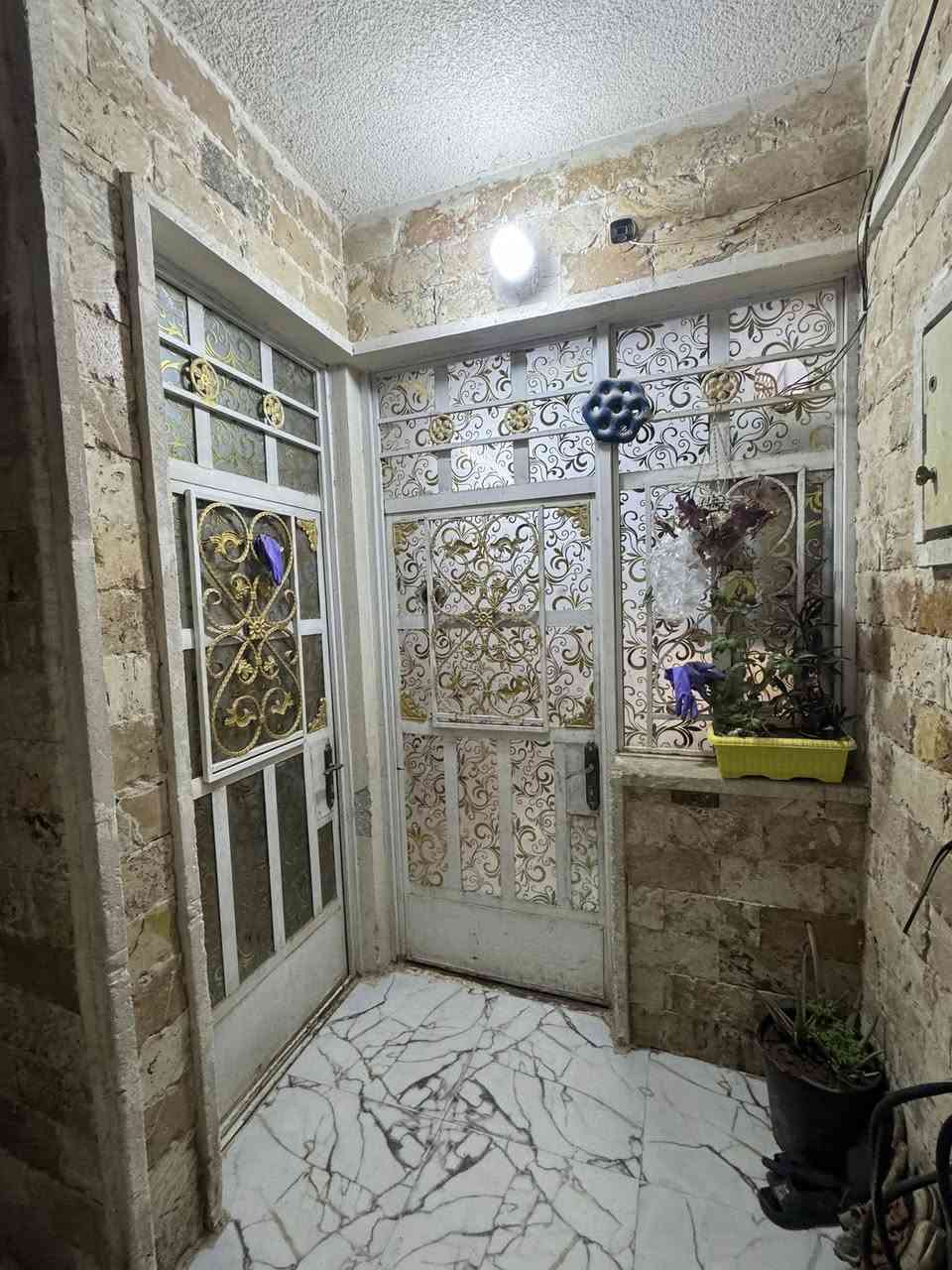 السلام عليكم بيت للبيع منطقة الامين الثانيه اسكينه شارع عشرين نهايته على اليمنة المعسكر مساحتة 75متر بي اتلث غرف اثنين فوك وحده جوه وحمامات اثنين ومطبخ حار بارد وصالة كبيره استقبال امسويلها ديكور جبسن بورد بيت امرتب متصرف عليه اي شي  الواجهية حجر منطقة خير من الله كهرباء ومي ومجاري كل الخدمات موجوده للستفسار الرقم***********
