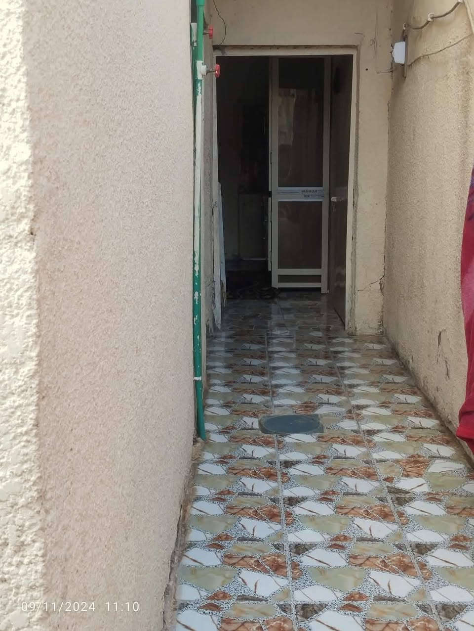 اسلام عليكم بيت للبيع مساحه 90 متر طابو صرف يحتوي على غرفتين نوم وصاله  مطبخ  وستقبال موقع بيت حي زهور نهايت شارع جمعيه قبل حولي اتصال او ستفسار ***********
