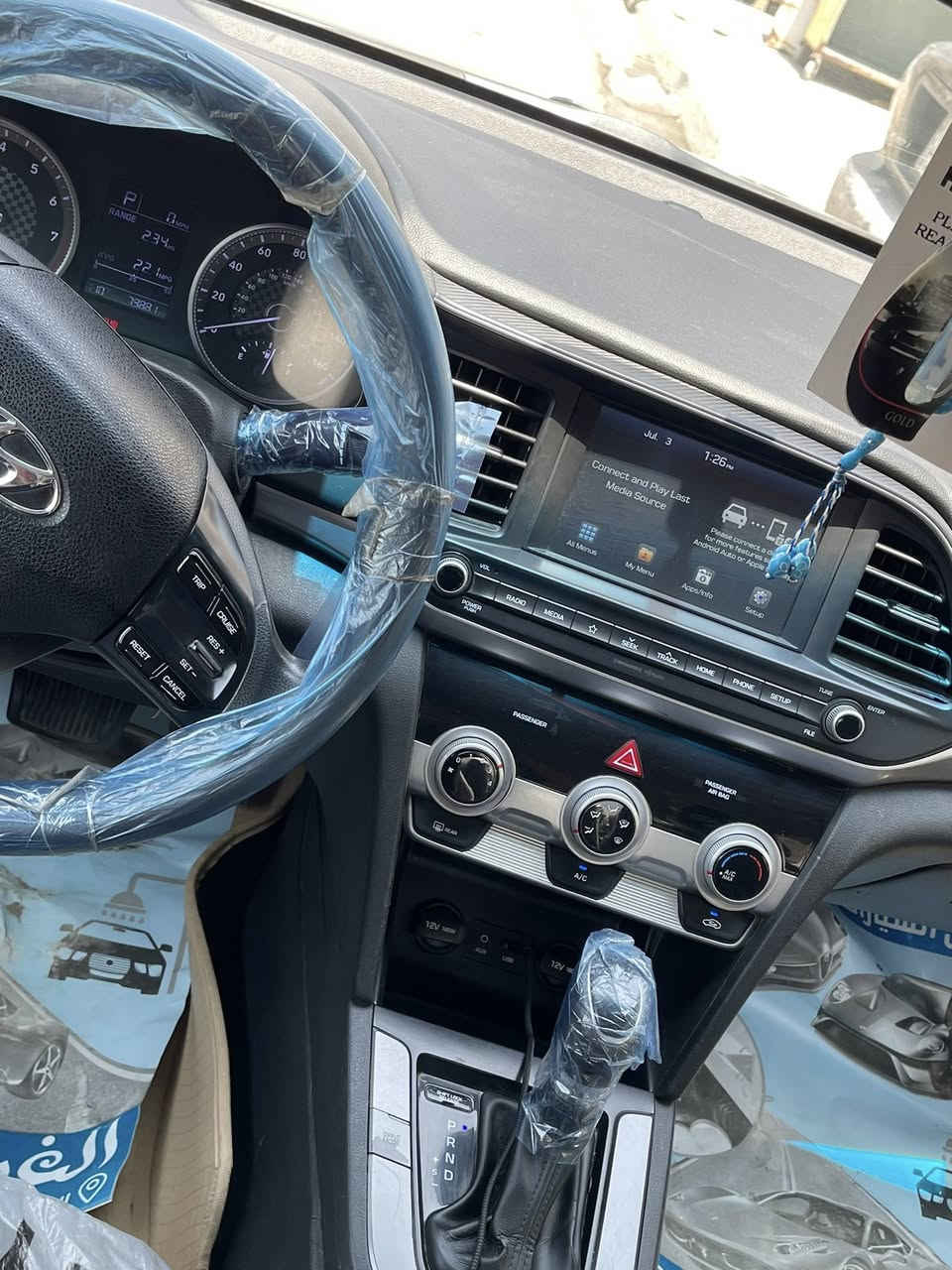 السلام عليكم الالنترا 19 امريكي جانت معوقين وهسه حره بس بعدها مامحوله شرط التحويل 
حادثها دعاميه خلفيه وشويه بارد بصندوك وبلعراق صار بيها صبغ جاملغ امامي وبارد كلش بسيط بلبنيد ايرباك طاك سياره مواصفات se شاشه كامره دواره انضمه قياده تحكم ستيرن ماشيه 136 سياره يرادلها ايدامه لان مهموله بيها سونار  سياره عليها غرامه مليون عل مشتري اني ابيع صافي سعرها 110 وبيها مجال بسيط 
*********** واتساب 
***********
