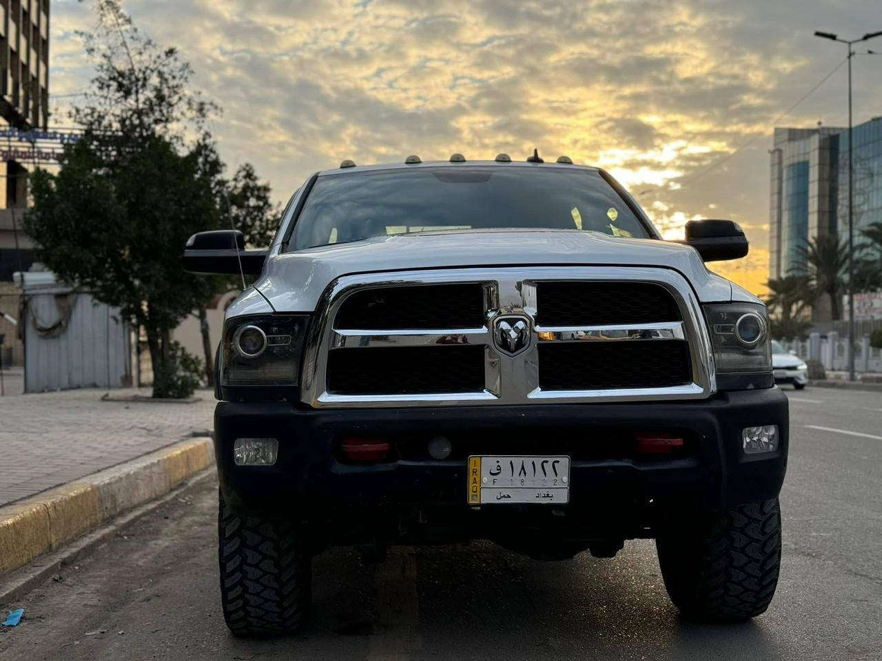 السلام عليكم
السياره بيها فقط نقص گير 
فور ويل مكينة 6400
رام باور واغن مكينة ٦٤٠٠
موديل ٢٠١٨ 
سييارة  نضيفة حادث بدون ايرباك 
ماشية ٥٦ الف فقط 
مشكلة فقط الگير كايم 
ابيعها على مشكلتها

***********
