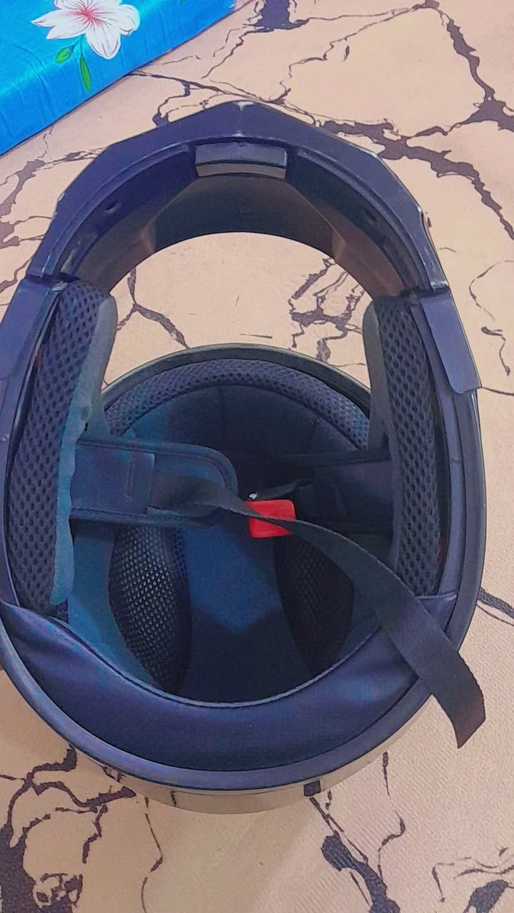 السلام عليكم 
خوذه للبيع 
اصليه
مكاني واسط صويره
السعر 50
***********
