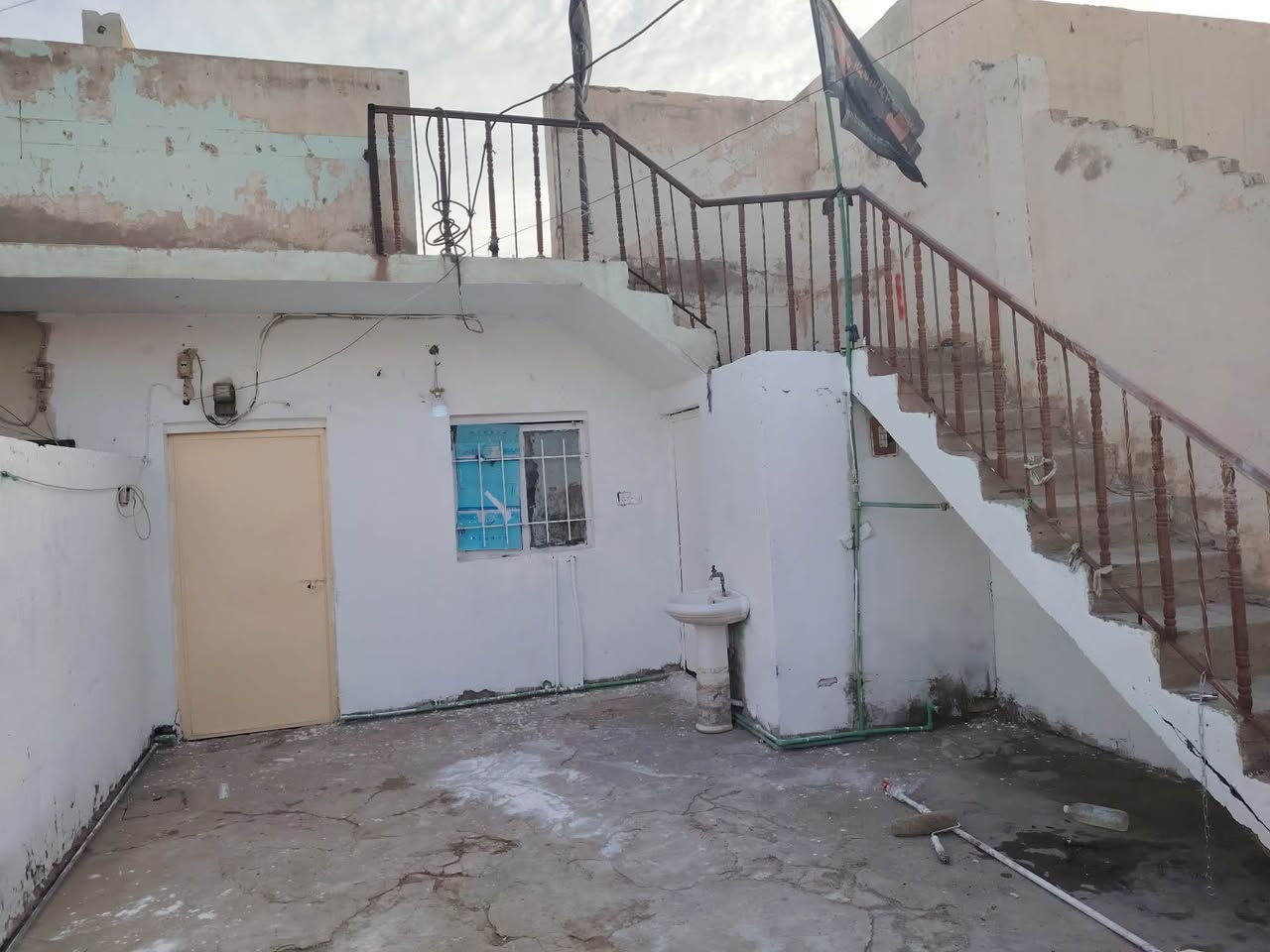 مشتمل للبيع ١٠٠ م طابق واحد زين القوس شارع المدارس مقابل مدرسه التعاون العربي بيت نظيف البناء قديم يباع نقدا وعلى المبادره بسعر مناسب البيت باسمي للاستفسار الاتصال على الرقم *********** وبي خير ويدلل
