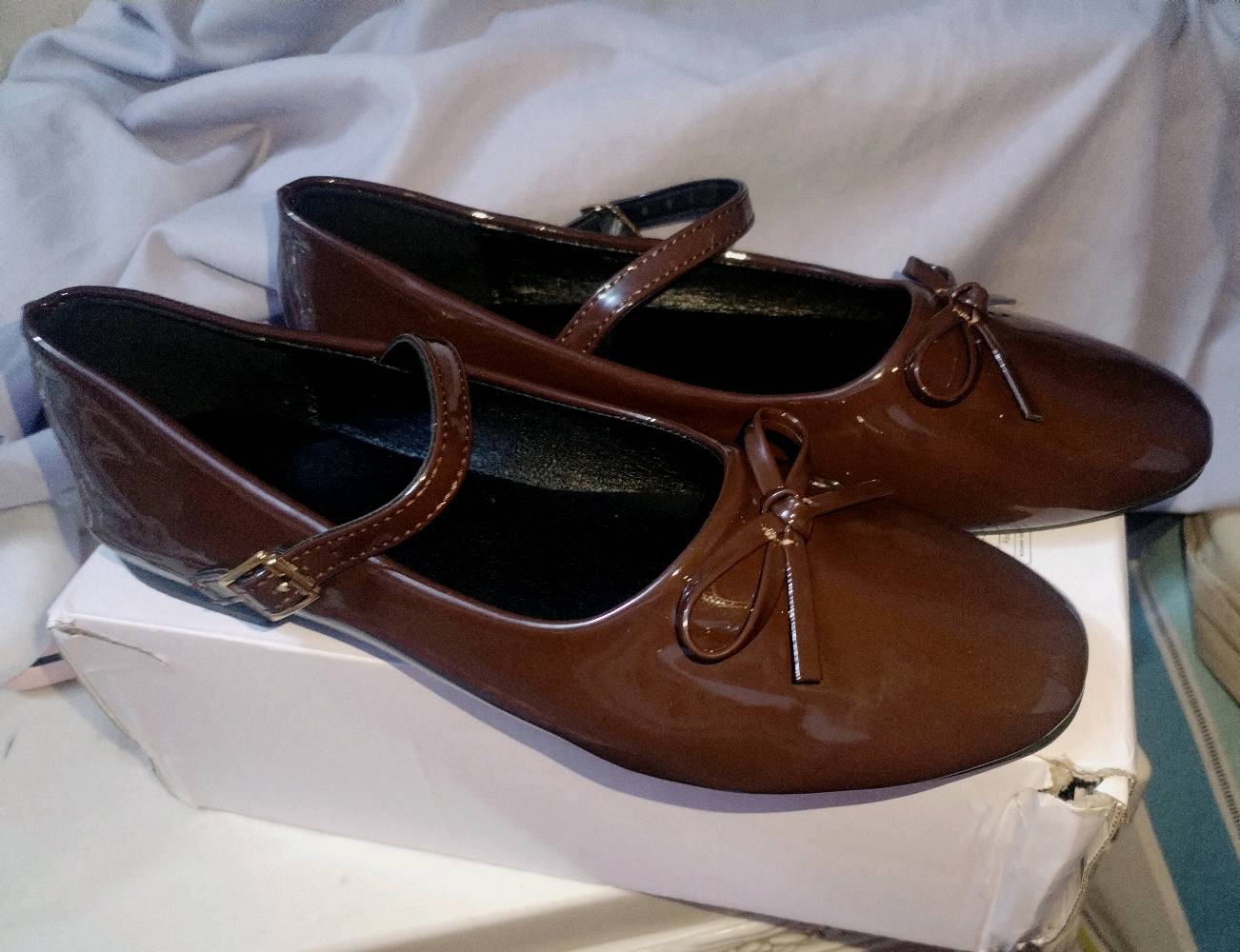 بغداد مدينة الصدر قطاع 70 مقابل قطاع٧١ 
حذاء فلات طول الكعب ١.8سم جديدة ما ملبوسة قياس 41 طول القدم الداخلي 26.8سم محيط القدم 23سم قالبهة ناعم بس مريح و طبية و خفيفة