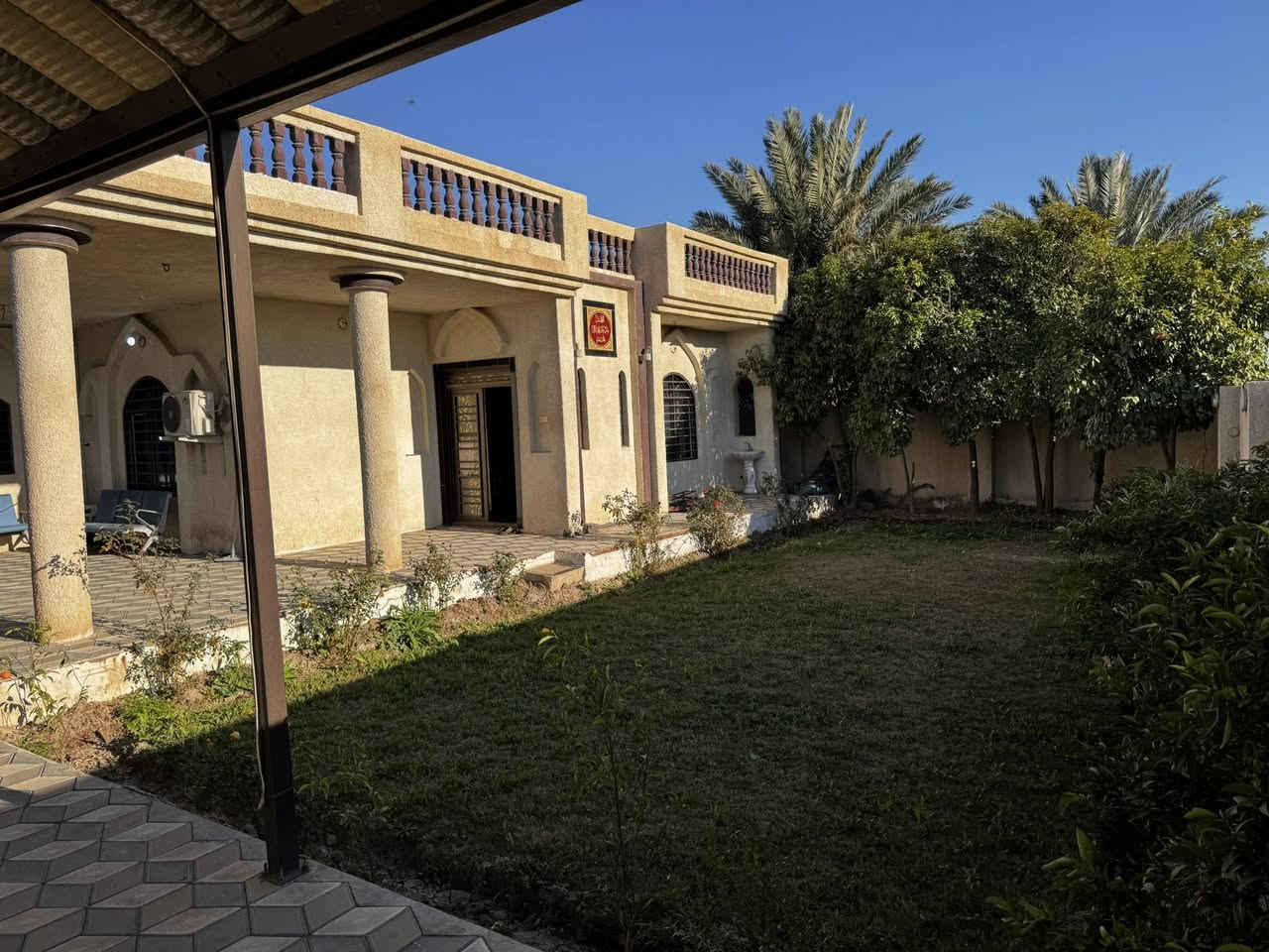 السلام عليكم
بيت وبستان 7 دونم 
تقطيع حسب الطلب تريد 1/2/3 او اكثر 
ملك صرف سند مستقل شرط التحويل 
بغداد سلمان باك بداية الخناسة 
بيت كامل ومؤثث بناء درجة اولى 
2 غرفه واستقبال ومطبخ حديقة وكراج جاهز من كلشي 
مولد حجم كبير 30 كيڤي واضح بالتصوير 
بير ماء خاص بالبستان 
مي سقي من الشط 
انواع الحمضيات والنخيل 
للاستفسار اكثر 
***********
