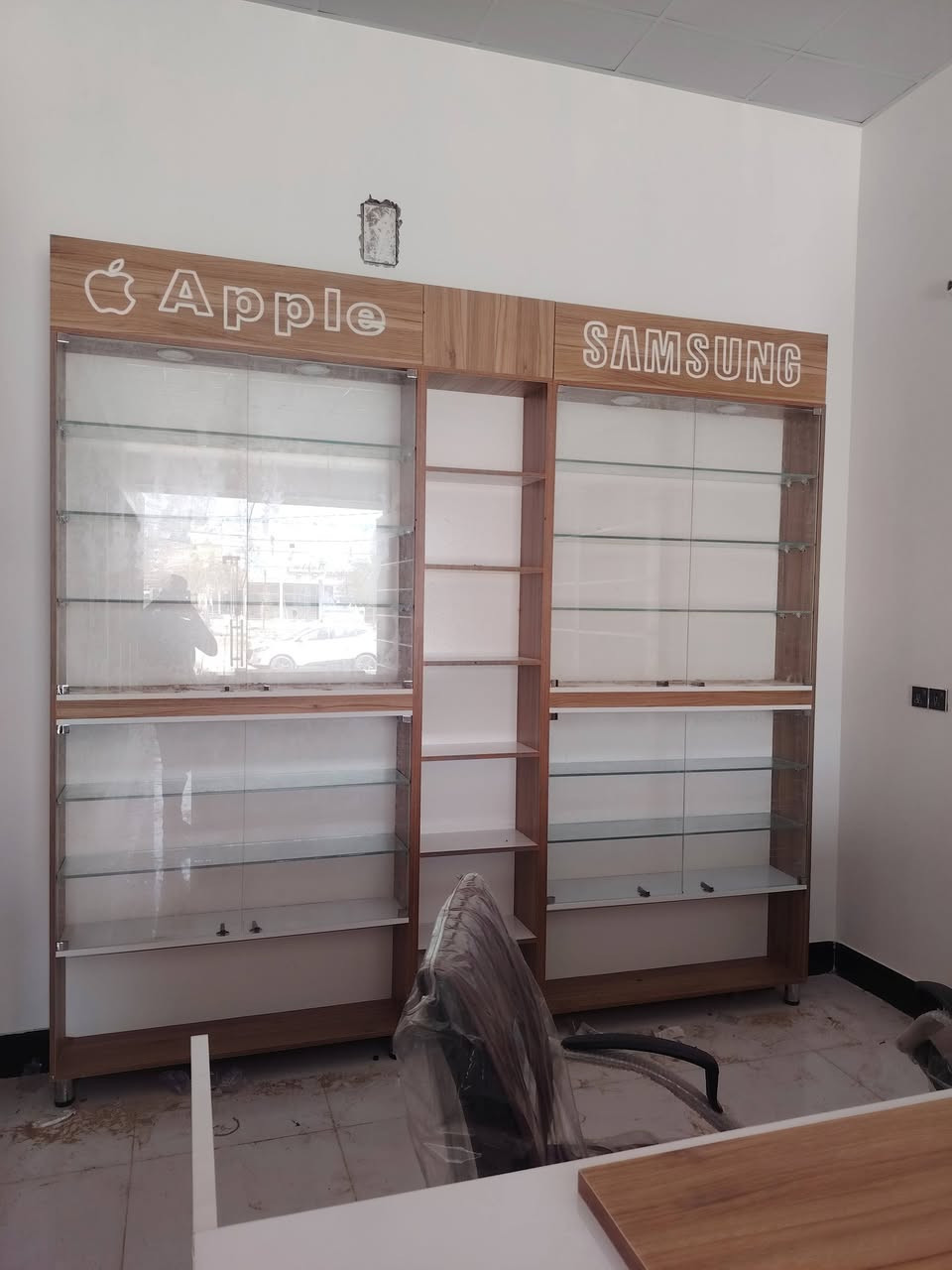 ديكور محل موبايلات كامل  
٦ فاترينات سكك
٦ فاترينات ررفوف
ثنين رفوف جام
ثنين ديكور دور 
ميز رسبشن مترتين ونص 
اللون كلش راقي ابيض ومطعم بجوزي
مفصل تفصال  مو سوكي
صاله شهر من فصلته الديكور ضخم
ارتفاع للفاترينات مترتين و٨٠ سنتيم وعرض ١٢٠ عمق ٢٥ سنتيم الاعلان نقش
مكلفني ٣ ملاين و٢٠٠  للبيع
***********
مكاني نجف
