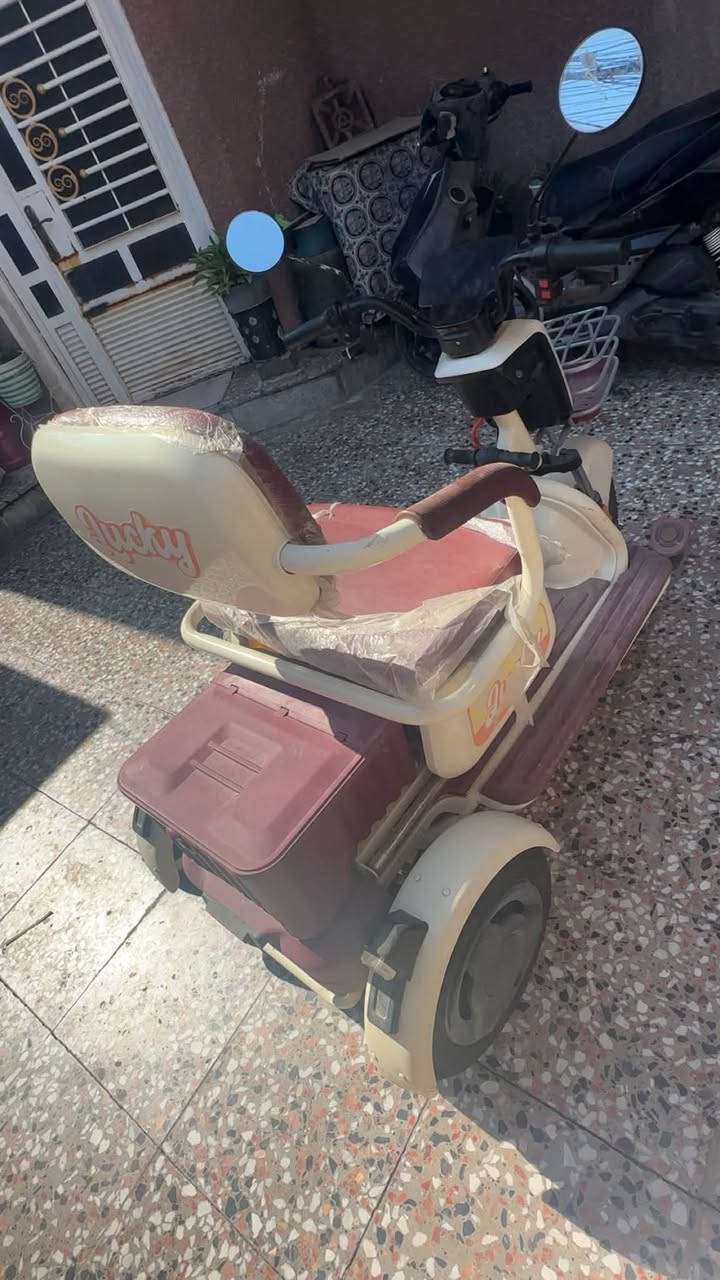 السلام عليكم دراجه شحن
جديده صارله 15يوم من جبناه  بعده بترابه 
بطاريات عدد (4) كبار 
سويجً بصمه شاشه ايباد 
نضام سرقه تتحمل وزن عاليه 
كلوب لد ابيض عالي 
تمشيك (40) كيلو 
تلاث سرع تمشي 40
سعر دراجه 700وبيه مجال 
عنوان بغداد سريدات 
رقم لهاتف ***********
