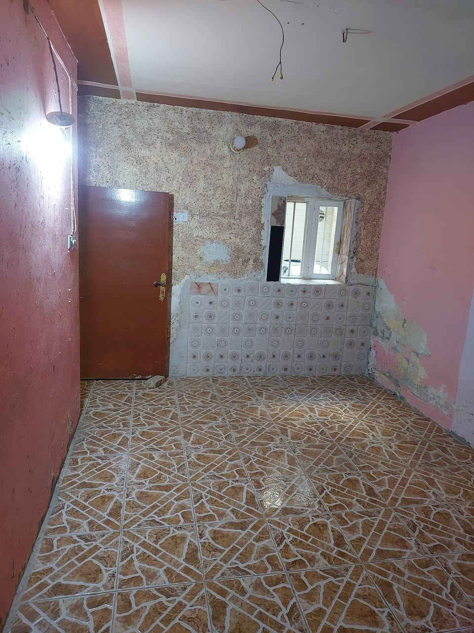 شقه للايجار في العمارات السكنيه قرب شارع الخمسين دار مكونه من غرفه اوهول اومطبخ اوحمامات اوترك اوطرمه  للتواصل
***********
