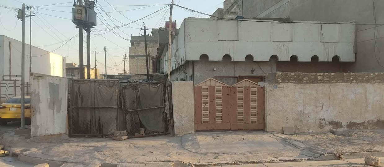 السلام عليكم بيت للبيع ركن طابو ملك صرف المساحة 164 متر الواجهة 8 النزال 20 العنوان نواب الضباط شارع نوتلا كيك مقابل متوسطة الصادق الأمين خلف سوق الشهداء للأستفسار الأتصال على صاحب البيت الأخ ثامر رقم  الهاتف او واتساب على نفس الرقم ***********
