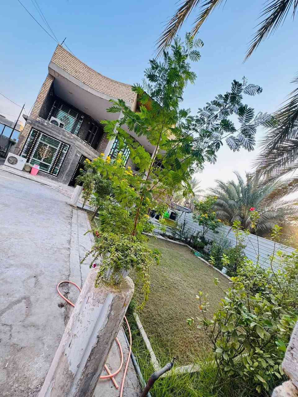 السلام عليكم  
 أرض دونم ونص 4300 متر طابو زراعي سند 25 تحويل بسم المشتري مباشر
عنوان بابل المسيب  شارع ابو الجاسم 
يبعد عن شارع حله بغداد كيلو 
خدمات متوفره كهرباء_ ماء  _ تبليط_ 
تحتوي على ثلاث منازل بنا جديد
المنزل الاول طابقين مساحه البنا 200 متر 
بنا طابوق _ تاسيس كهرباء بواري 
يحتوي على خمس غرف نوم ومن ضمنهن غرفه سويت 
مضيف - صاله - مطبخ حار وبارد مع مطبخ خارجي _حمام وصحيات خارجيي 
ثلاث حمامات داخل البيت 
حديقتين  امام المنزل 
البيت الثاني . مساحه بنا 200 متر
غرفتين نوم  واحده سويت 
مضيف_ صاله _ مطبخ _ صحيات داخليه وخارجيه 
المنزل الثالث مساحه بنا 130 متر 
غرفتين نوم _ صاله_ مطبخ  _ صحيات _
رقم صاحب المنزل ← *********** 
***********
