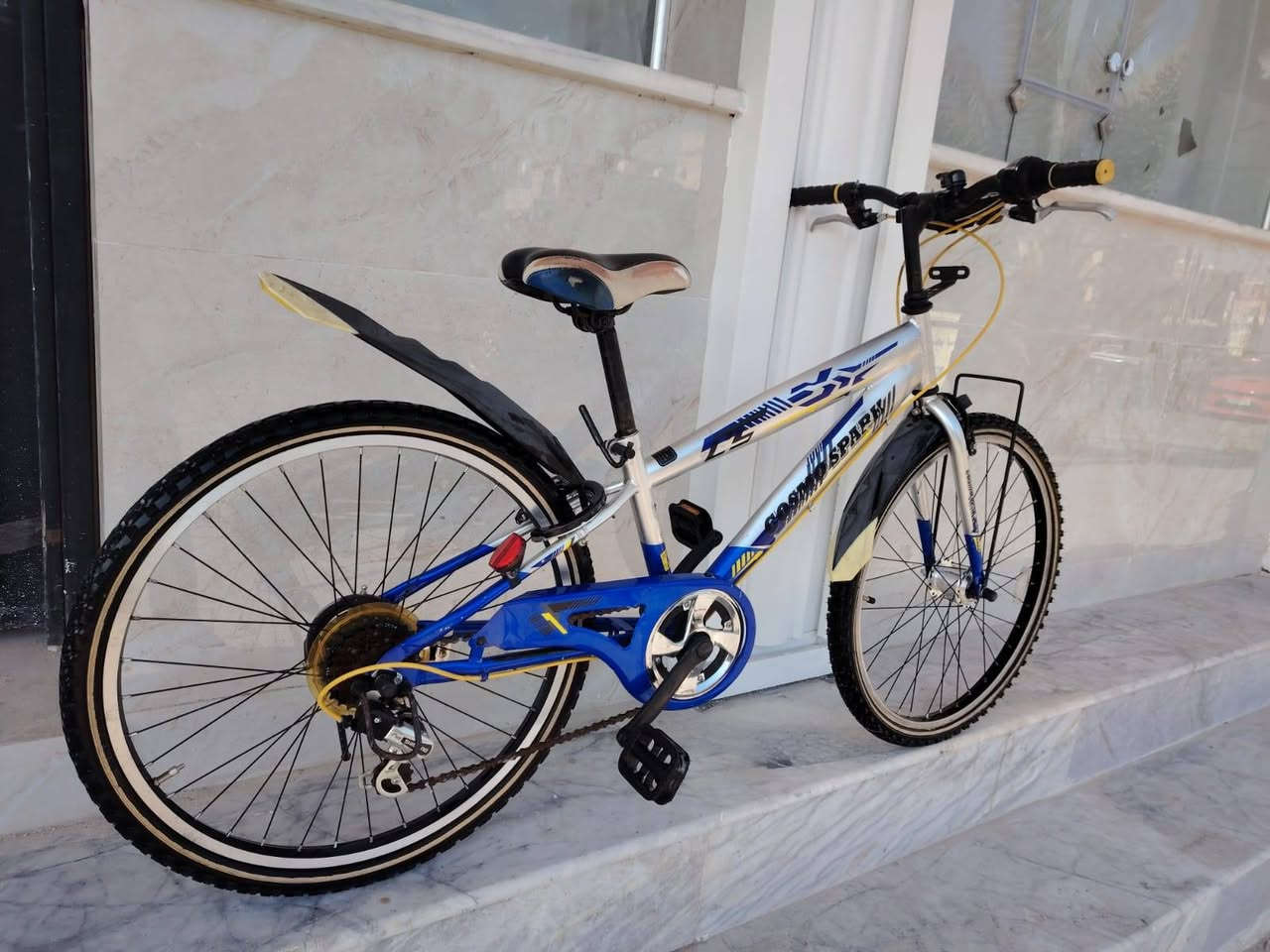 السلام عليكم ورحمة الله وبركاته
بيسكل موديل كيمو حجم 24
باله ياباني النضافه فول وضع حاويه
ماركه ( GoSMa SPARI) 
يده كير ٦ نمر شيمانو اصلي
السعر ( 100 الف)
لون ميمز برتقالي مختم
كشن اصلي ماركه تايرات بلادي
قفل خلفي اصلي شغال
عنوان المحل بغداد شارع الفلاح
هاتف ***********
الاستفسار واتساب
