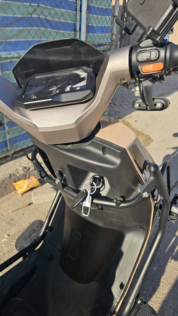 دراجة شحن  مدرعة ولايتات قوية
تاير حجم 90/90/12
ملف 3000  سرعتهة 80_90 km 
تمشيك 60_70 كيلو
بطاريات مسطرة عدد 6 
38 امبير 
مفتاحين وبصمتين
 دراجة نضيفه  
السعر 950 الف وبيها مجال
الاستفسار : ***********
