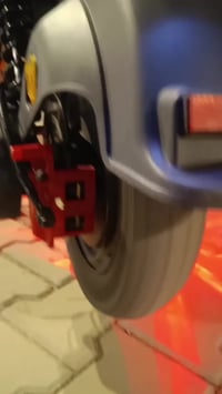 سلام عليك دراجه شحن آر 9للبيع بعدهي جديدة و مزوده بجنطه اماميه الدراجه...