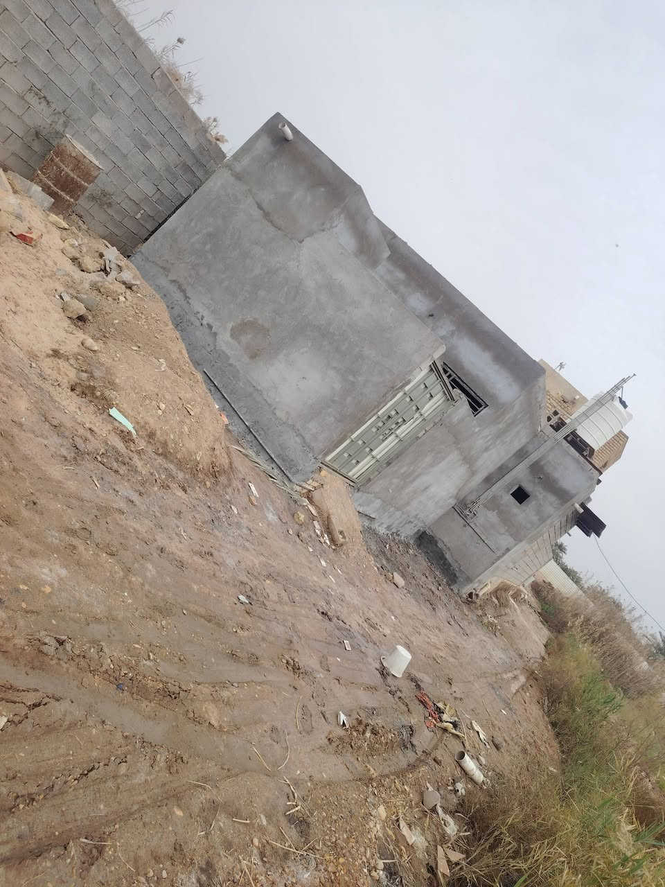 سلام عليكم متاح نصف دونم يحتوي على بيت ٣٠٠متر+مشتمل خلف حي الفنانين يوجد كافه الخدمات ماء اساله مع كهرباء وشارع تبليط يبعد عن سوق حي العسكري 5 دقائق للأستفسار الاتصال على الرقم ***********
