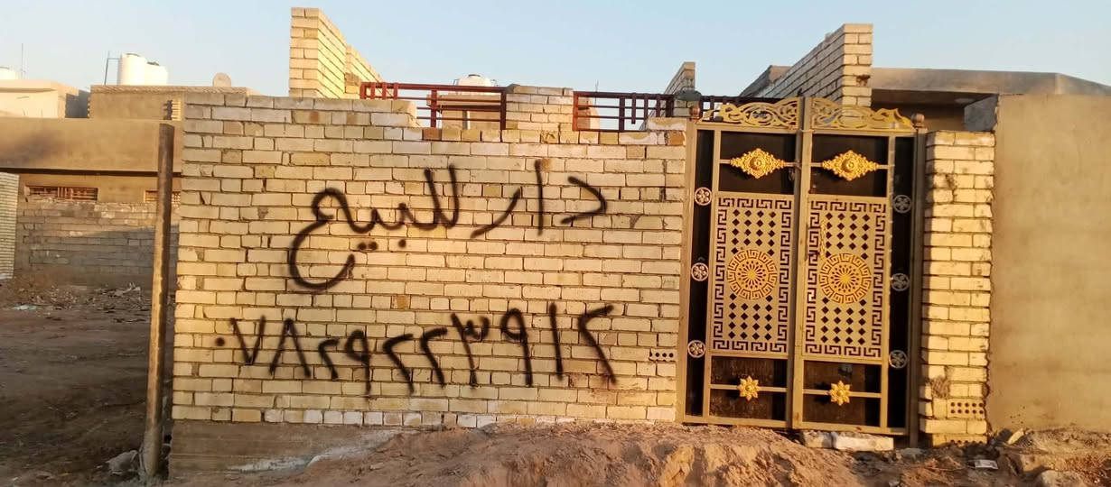 هيكل بدون سقف 
 مساحة 105 
واجهة 5 نزال 21
زراعي سند 25 (اقرار محكمة)
العريفية مقابل جامع المهيمن 
السعر 35 وبي مجال بسيط 
الرقم /***********
