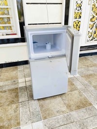 ثلاجة صغيرة • نظيفة ١٠٠٪ • المحاويل