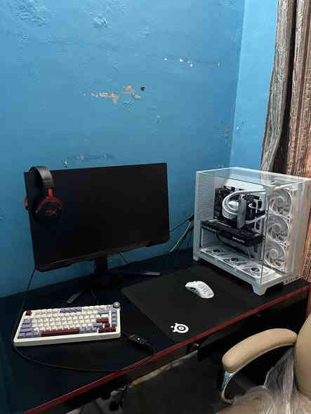 السلام عليكم 
تجميعة  و شاشة للبيع 
واتساب. ***********
كراتين موجودة استخدام شهرين 
1-Palit GeForce RTX 5060 Infinity 3X - 8GB
2-i5 12400F 
3-TEAMGROUP T-Force Delta RGB DDR4 Ram 16GB (2x8GB)
3600MHz CL18 - white 
4-Lexar NM790 SSD 1TB 7400MB/s PCle Gen4 NVMe M.2
5-DarkFlash Aigo AT650 - 650w Bronze 80+ Power  Supply
6-Deepcool LE720 360mm ARGB CPU Liquid Cooler -White
7-Asus prime H610M-K D4 ARGB
8-Fan PC kit darkflash inf24T 120mm 3 fan ARGB BLACK/ WHITE 
9-GAMEMAX Infinity Plus Mid Tower ATX - White

مليون ومية
SAMSUNG MONITOR Odyssey LS27BG402EM 27" FHD 1Ms 240Hz IPS
٢٣٠ الف
