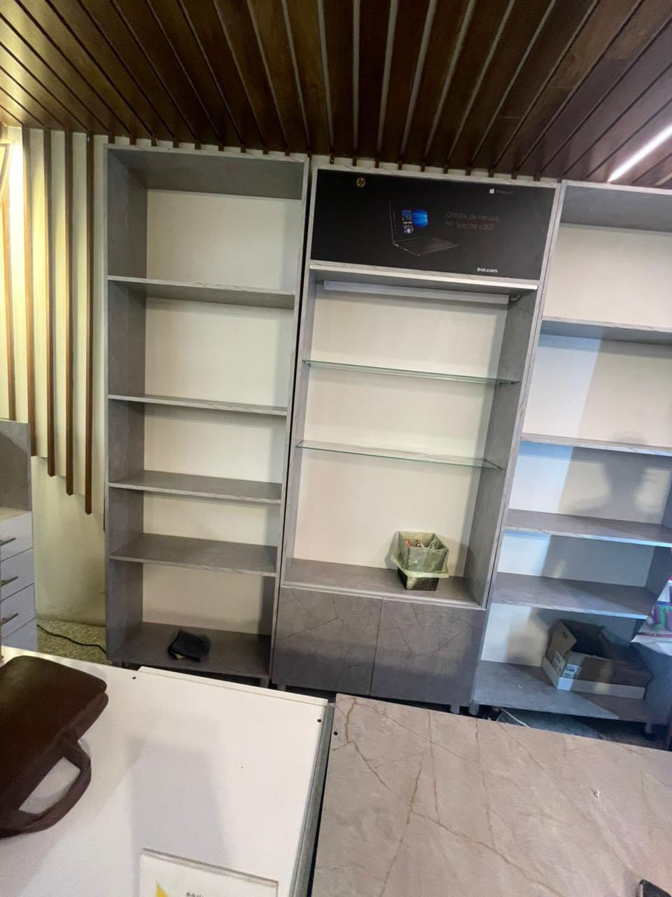 سلام عليكم فاترينات وعوارض مثل ممعروضات بل صور زجاجيات واضوية نضافة 80‎%‎ ينباعن قطع وشلعة وحده وسعر بل خاص الله شاهد جديدات ونضيفات كلللش ***********
