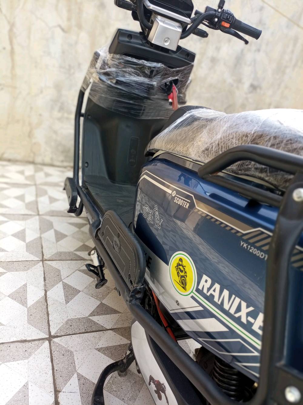 دراجة كهربائية جديدة من نوع RANIX E، مميزة بلونها الأزرق الجذاب وتصميمها العصري. الدواسات مريحة وجاهزة للاستخدام الفوري. مناسبة للتنقل السريع في المدينة وتتميز بسهولة الاستخدام والصيانة.