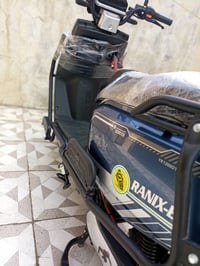 دراجة كهربائية جديدة من نوع RANIX E، مميزة بلونها الأزرق الجذاب وتصميم...