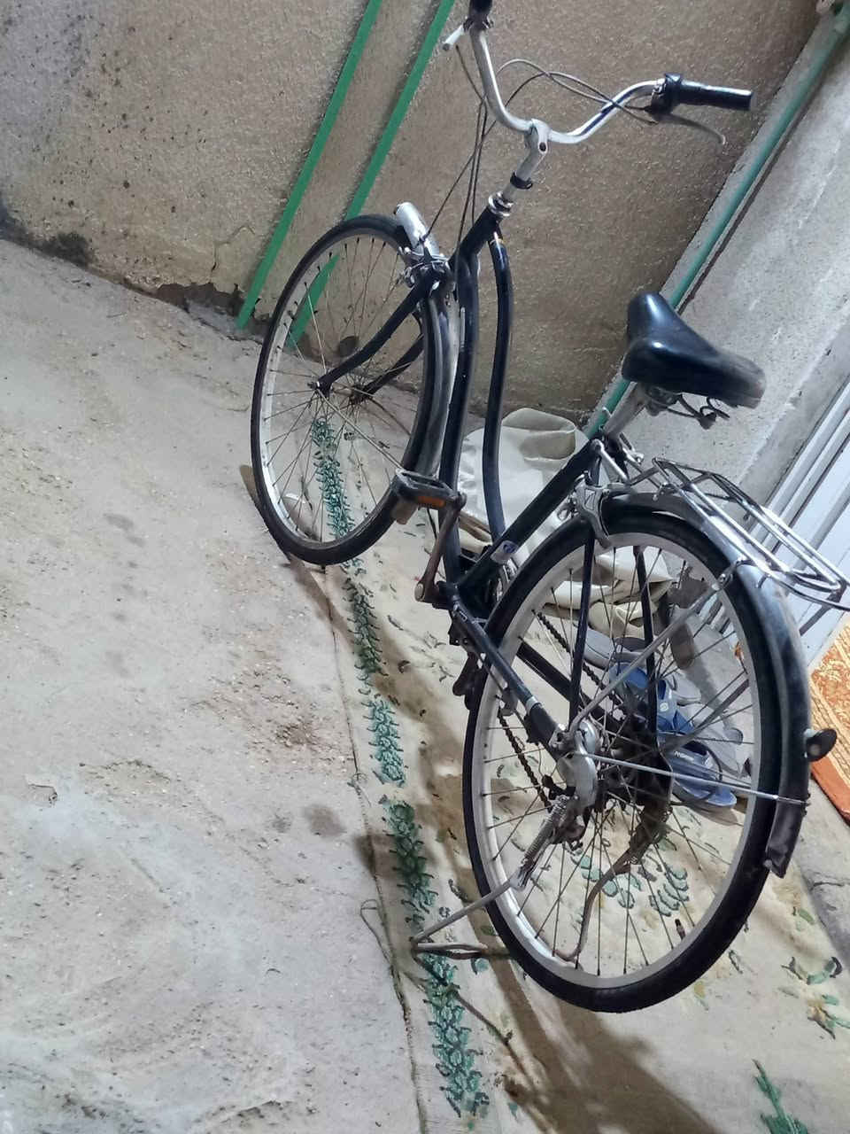 سلام عليكم بايسكل للبيع كربلاء حي العباس حجم 26سعر 100وبي مجال ***********
