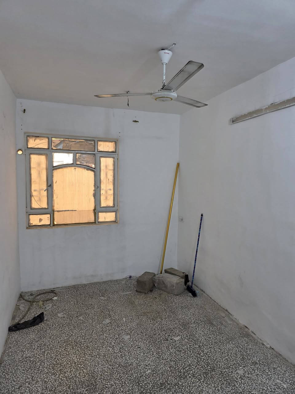 دار للإيجار حي تونس افاق عربيه زراعي 

ثلاث غرف نوم وصاله ومطبخ وحمام منور 
سطح بيتونه طابقين ونص 

جاهز لسكن مكان سياره موجود 

إيجارها ٤٥٠
الاستفسار على رقم بي واتساب 
***********
