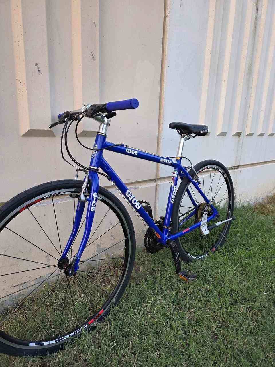 🔴 دراجة Gios Mistral الأيطالية
السلام عليكم

تفاصيل الدراجة🔥 

اللون/ لون الشركة الشهير Gios blue الازرق المميز مع لمسات الكروم 

القياس/ 48 M للاطوال من 165-180 cm

نوع الاطارات والحجم / KENDA KWEST 700×38 تتحمل الاوزان العالية والطرق الغير ممهدة

مع ويل Shimano R500 مع لمسات R500 مميزة

السرعات / 24 سرعة مكونة من Shimano Altus 8 speed والنقال Tourney 3×8

بدالات شاشة 

الفرامل / Shimano V-BRAKE

الدراجة مختمة وكلها قطعة وحدة وقطعة تخبل

النظافة 90% فقط بعض الخدوش بسبب النقل

وغير مستخدمة داخل العراق

   

السعر 240 الف وبيها مجال 😊

العنوان بغداد- مجمع بسماية 

للاستفسار خاص او على الارقام واتساب

***********
