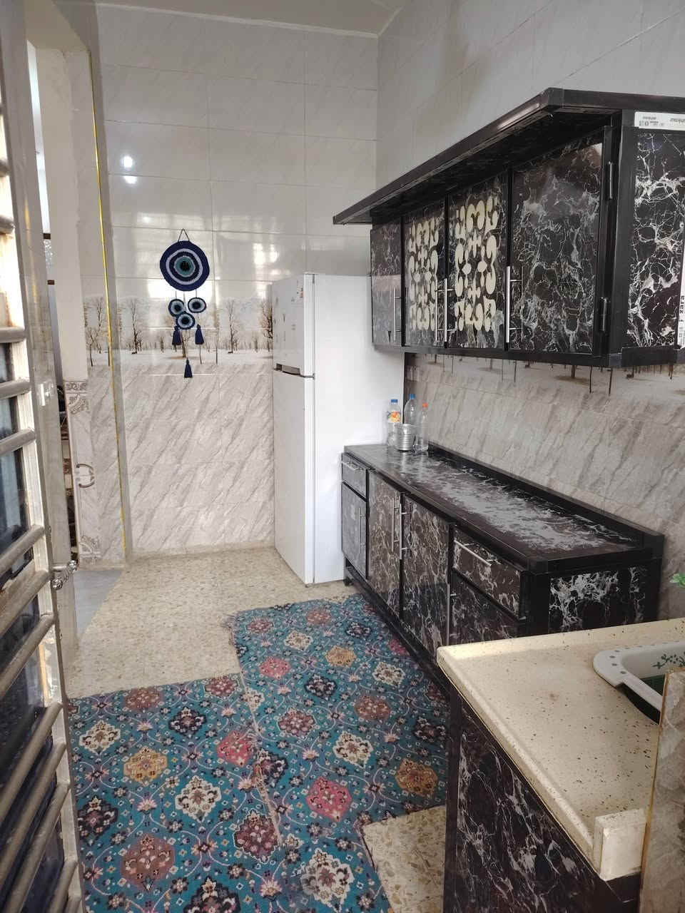 سلام عليكم هاذ البيت للبيع مساحته 120 متر طابق واحد كامل واجهة 6متر نزال 20متر على عن الشارع خدمات المنطقه كامله لبيت عدد غرف نوم 2 وصال وستقبال ومطبخ وترك عدد 2 وحمامات عدد2 السعر 85ملون وبي مجال ولستفسار أكثر تصل على رقم *********** الموقع الظباط الثاني قرب ساحت هاني
