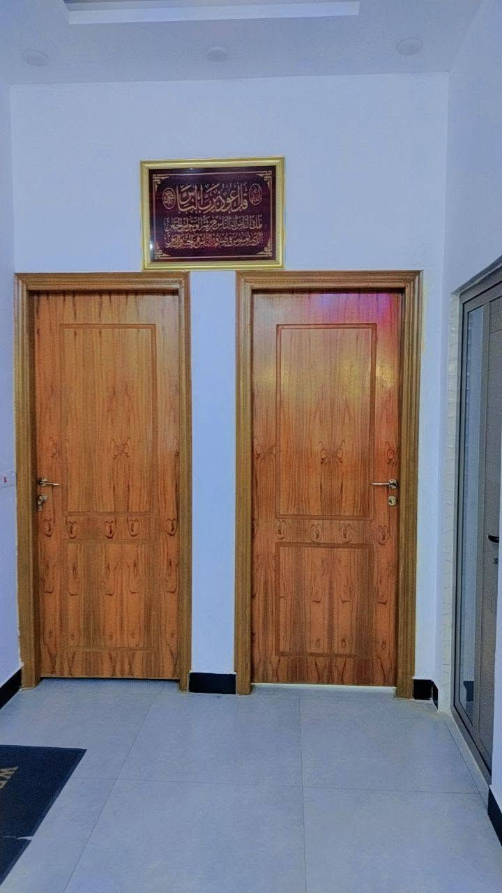 بيت 🏫 للبيع طابقين مقاطعه 830حي النورثالث بيت ع شارع 60اول فرع بالماقطعه مساحه 200متر سنه لبناء نهاية 2025 طابق الأول طابوق يحتوي. على 
غرف منام عدد 3
صاله. ديوانيه. مطبخ 
صحيات خارجيه. داخليه! 
الطابق الثاني درج خارجي 
نظام الطابق الثاني شقق عدد2 كل شقه معزوله ع ثانيه
الشقه الأولى غرفه منام صاله مطبخ صحيات جاهزه 
الشقه الثانيه هيكل فقط تحتاج تشطيب تحتوي على غرف منام عدد 2صاله مطبخ. صحيات السعر متواجد واتساب أو إتصال ع الرقم التالي ***********
