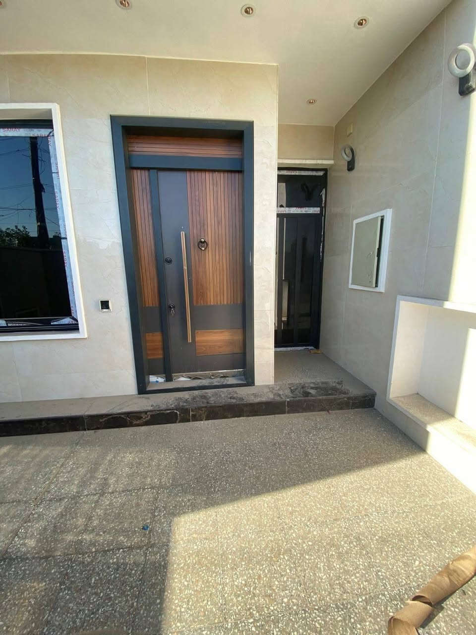 السلام عليكم بيت للبيع ١٥٠ متر في حي الجهاد منطقه الظباط شارع ١٥ مقابيل بيت تشجير واجهه ٦ ونزال ٢٥ 
يحتوي البيت على ٤ غرف نوم وصاله ومطبخ وخدمات عدد ٤ 
علما ان الارضيه مرمر والشبابيك ألمنيوم 
علما ان البناء منفصل غير مشترك 
بناء البيت ٢٠٢٤ 
علما توفر بيت واحد فقط 🤗
للاستفسار اتصل على هذه الارقام 

***********
ابو مرام 🥰
