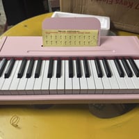 بيانو • خشب ثقيل • يشتغل عالبطارية