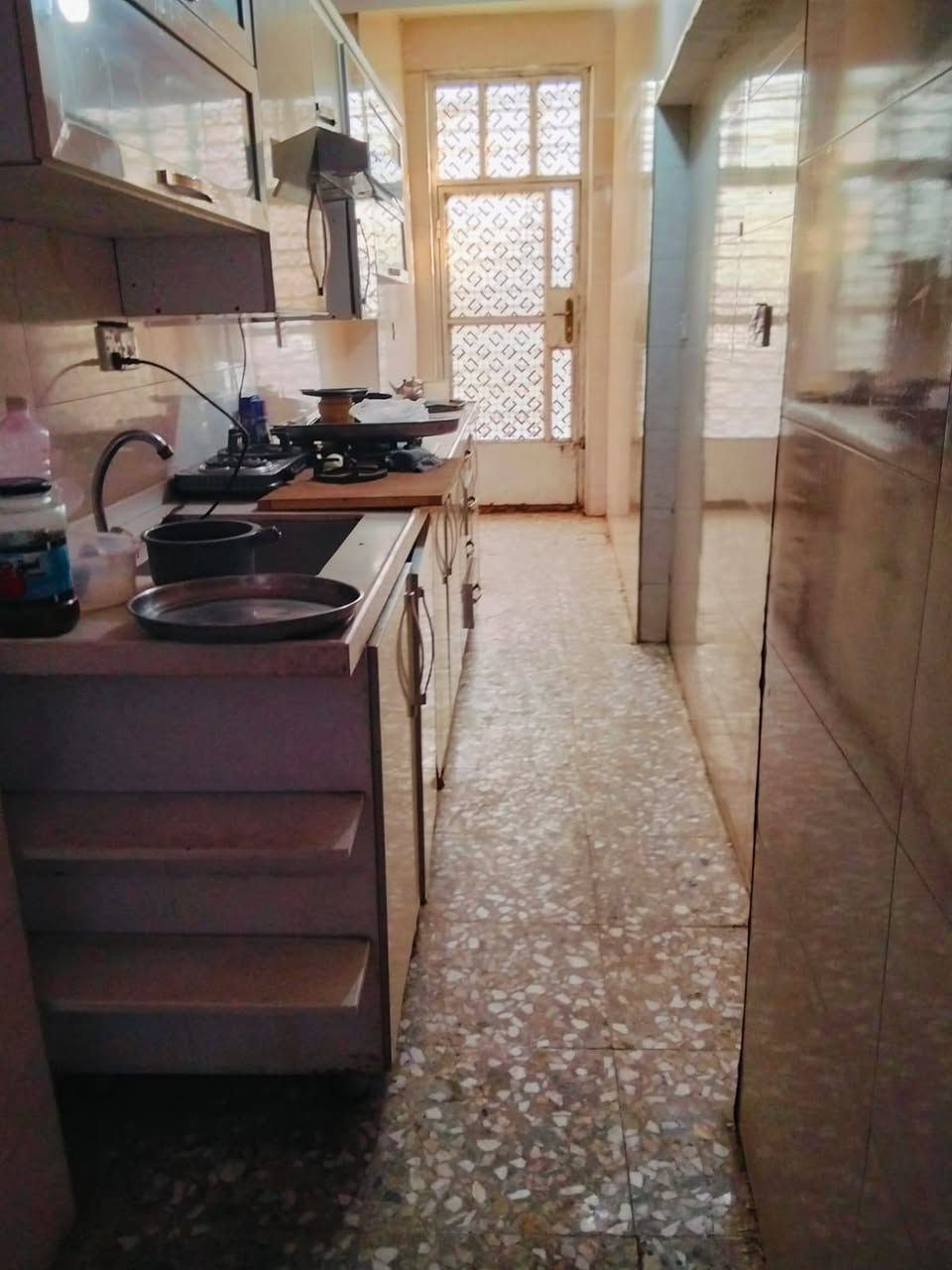 مشتمل للبيع نضيف جدآ وموقع ممتاز مساحة ٦٥ متر واقع حال ١٠٠ متر
طابق الارضي استقبال مع هول حولي
مع مطبخ وصحيات سيراميك
والطابق ٢ غرفتين نوم احداها سويت
والطابق ٣ بيتونه كبيره
الاستفسار الاتصال ***********
