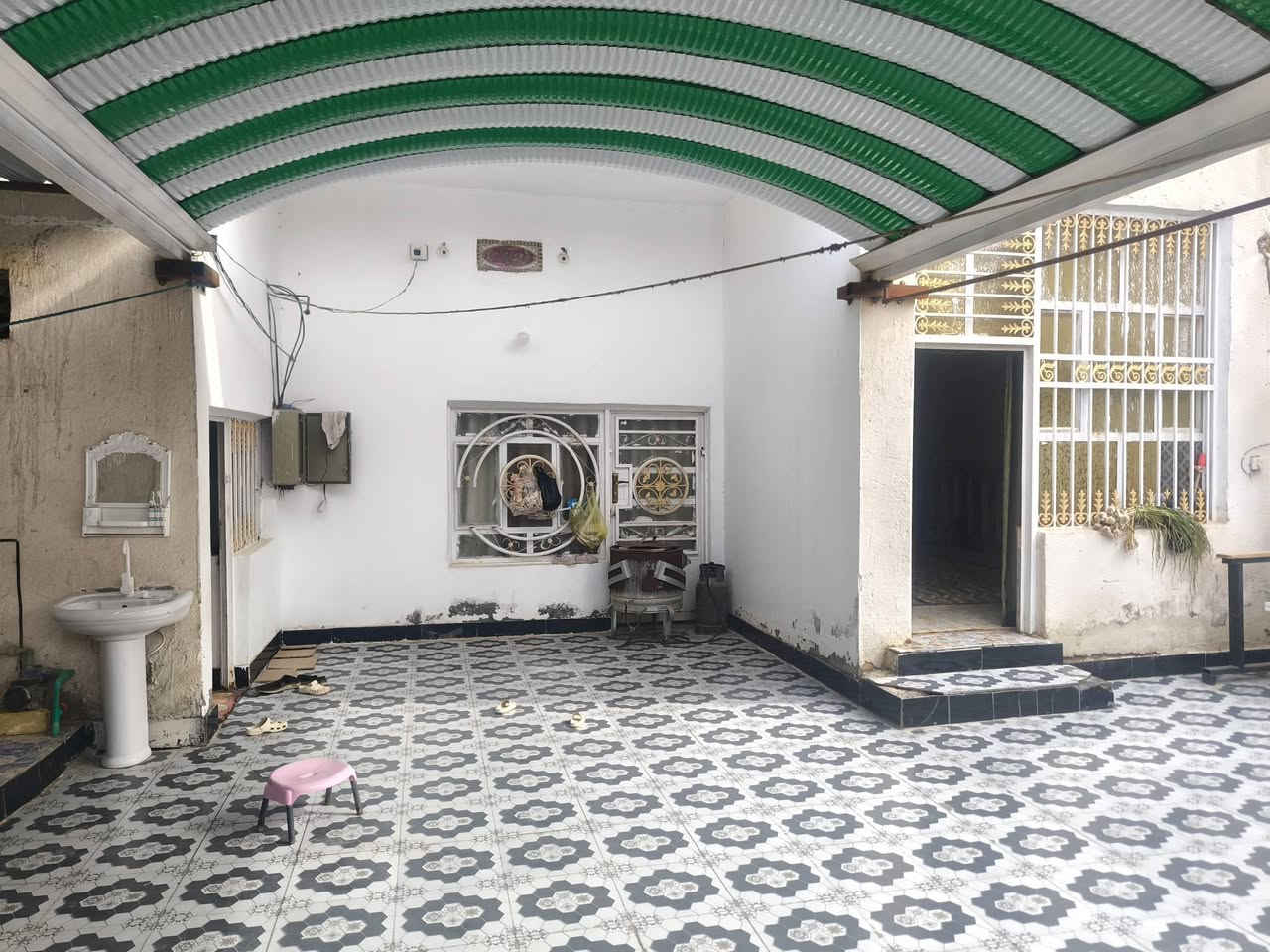 بيت للبيع حي السادة الاميال قرب جامع المصطفى مساحته 300 متر تقريباً يحتوي على استقبال وصاله وثلاث غرف ومطبخ وصحيات خارجيه بناء طابوق وعگاده البيت بمستوى الشارع 
خدمات (الجهد الخدمي) ماء كهرباء مجاري وعلى ابواب اعمال البلديه تبليط أو مقرنص للأستفسار اكثر الاتصال ***********
