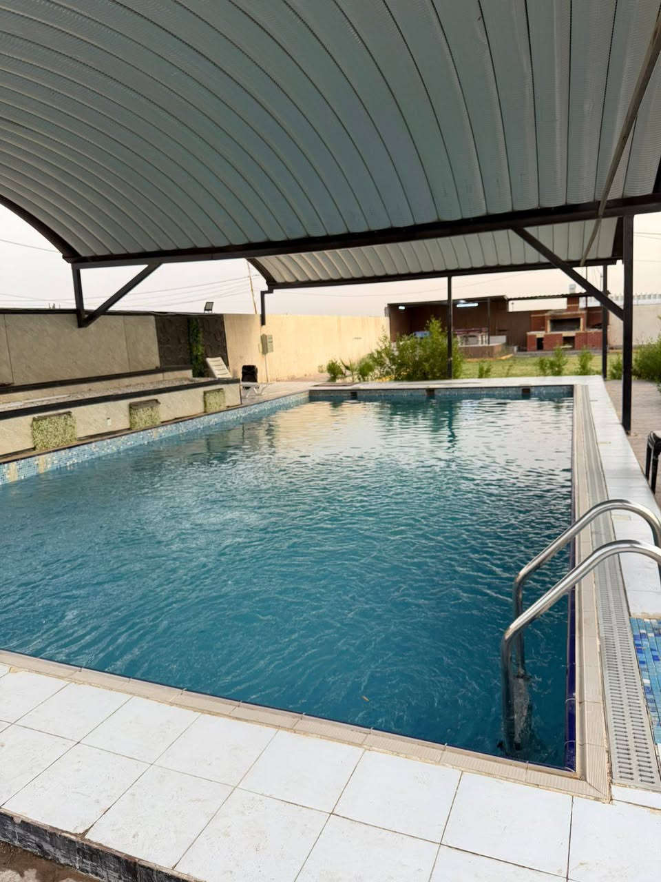 مزرعة بأبو غريب
مجهزة بالكامل لتنال رضاكم 🤍 
مسبح كبير 🏊 
بليارد 🎱
منضدة 🏓
العاب للاطفال زحليكه 🛝  و مراجيح   
قاعة كبيره تناسب اقامة حفلات و اجواء جميله
حديقه كبير تنفع لاكثر من نشاط 😍❤
و كراج كبير للسيارات
و العديد من التفاصيل الفخمة
للحجز المراسله على الواتس
***********
