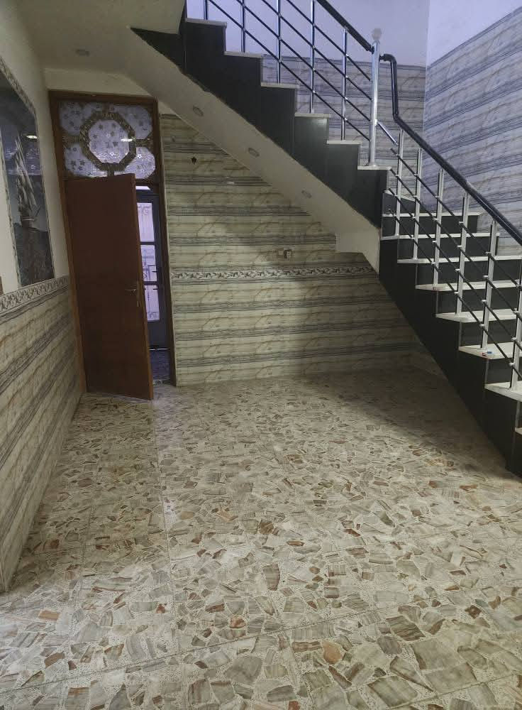 دار للبيع بناء حديث مساحة ٤٠٠متر غرفتين نوم ومطبخ حار وبارد وهول وكيليدور واستقبال ومجمع صحيات وحدائق ٢ مساحة بيت واسعةو منور على عرض البيت ونخل عدد ٣ مكتوم وبرحي وأشجار 

الموقع 
السياحي قرية الحصين_طريق الحمزه 
تم تنزيل السعر إلى ٩٥ ملوين وبي مجال بسيط 
للإستفسار 
***********
