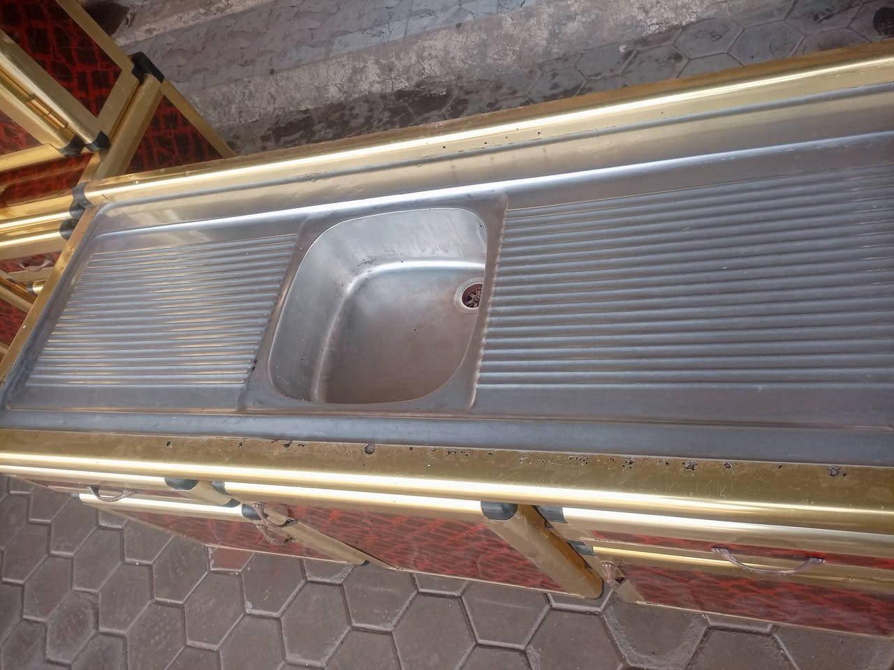 كاونتر +سنك سعر 200.الف الاستفسار على خاص او الاتصال ***********عنوان واسط الصويره حي الشهداء
