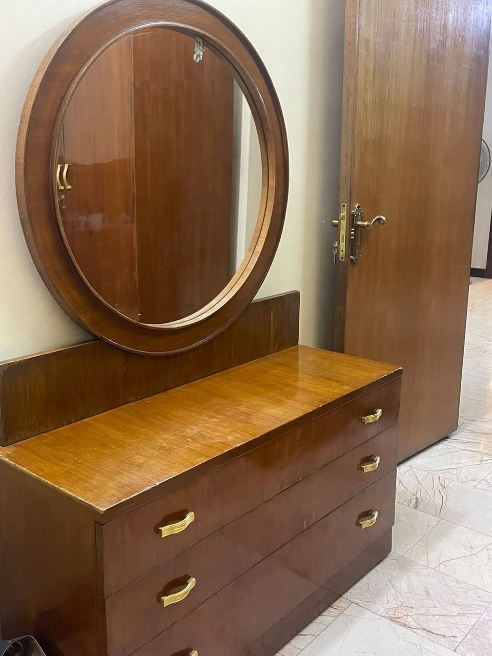 صاج داخل وخارج نظيفه مكانه بغداد السعر ٣٠٠ وبيه مجال ***********
